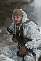 inverno guerra nel il artico montagne. operazione nel freddo condizioni.soldato nel inverno mimetizzato uniforme nel moderno guerra esercito su un' neve giorno su foresta campo di battaglia con un' fucile. selettivo messa a fuoco foto