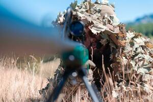 esercito soldato Tenere cecchino fucile con scopo e mirando nel foresta. guerra, esercito, tecnologia e persone concetto foto