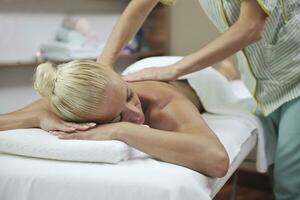 donna a terme e benessere indietro massaggio foto