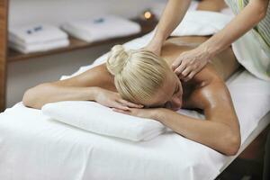 donna indietro massaggio trattamento foto
