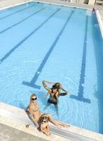 contento giovane famiglia avere divertimento su nuoto piscina foto