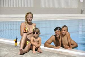 contento giovane famiglia avere divertimento su nuoto piscina foto