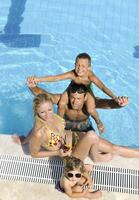 contento giovane famiglia avere divertimento su nuoto piscina foto