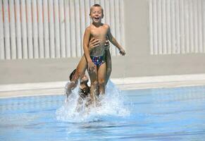 contento padre e figlio a nuoto piscina foto