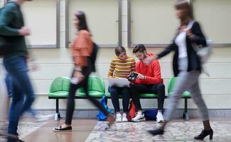 gli studenti utilizzano la tecnologia moderna a scuola per creare progetti foto