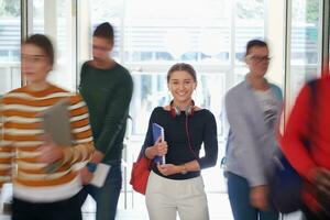 famoso alunno con moderno tecnologia nel scuola foto