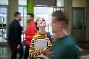 famoso alunno con moderno tecnologia nel scuola foto