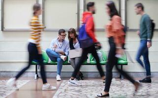 gli studenti utilizzano la tecnologia moderna a scuola per creare progetti foto