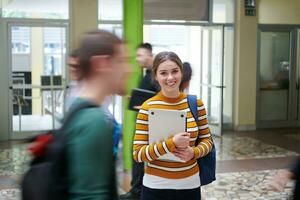 famoso alunno con moderno tecnologia nel scuola foto