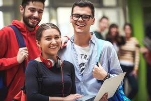 studenti utilizzando moderno tecnologia per scuola progetto foto