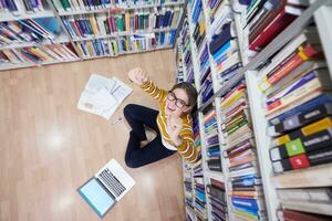 il alunno usi un' taccuino e un' scuola biblioteca foto