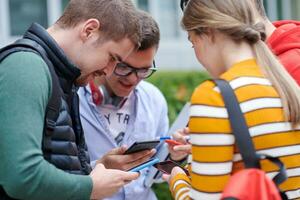 studenti nella scuola moderna che utilizzano la tecnologia moderna foto