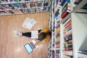 il alunno usi un' taccuino e un' scuola biblioteca foto