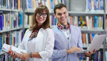 studenti utilizzando moderno tecnologia nel scuola foto