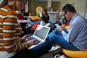 studenti utilizzando moderno tecnologia per scuola progetto foto