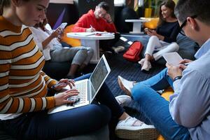 studenti utilizzando moderno tecnologia per scuola progetto foto