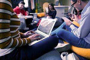 studenti utilizzando moderno tecnologia per scuola progetto foto