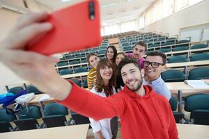 gruppo di multietnico adolescenti assunzione un' autoscatto nel scuola foto