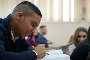 alunno assunzione Appunti mentre studiando nel alto scuola foto