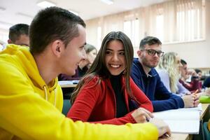 studenti gruppo nel studenti di anfiteatro gruppo nel anfiteatro foto