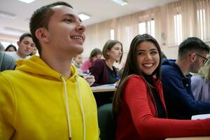 studenti gruppo nel anfiteatro foto