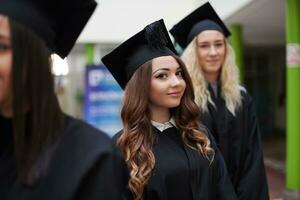 gruppo di diverso internazionale laurea studenti festeggiare foto