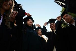 gruppo di diverso internazionale laurea studenti festeggiare foto