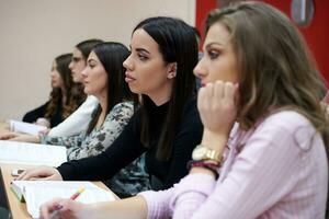 studenti gruppo nel anfiteatro foto