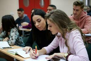 studenti gruppo nel anfiteatro foto