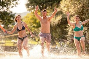 estate gioia amici avendo divertimento su fiume foto