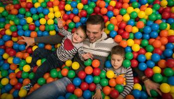 giovane papà con bambini nel un' figli di stanza dei giochi foto