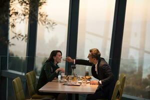 coppia su un' romantico cena a il ristorante foto