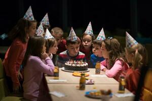 il giovane ragazzo con gioia festeggiare il suo compleanno foto