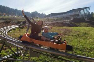 madre e figlio gode guida su alpino sottobicchiere foto