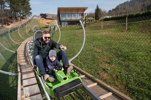 padre e figlio gode guida su alpino sottobicchiere foto