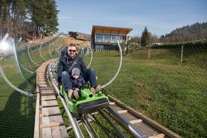 padre e figlio gode guida su alpino sottobicchiere foto