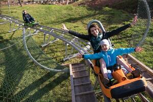 madre e figlio gode guida su alpino sottobicchiere foto