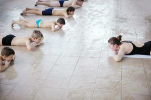 gruppo di bambini felici in piscina foto