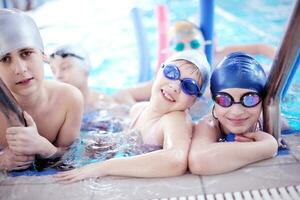 gruppo di bambini felici in piscina foto