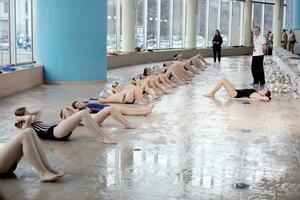 gruppo di bambini felici in piscina foto