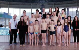 gruppo di bambini felici in piscina foto