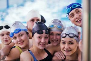 contento adolescente gruppo a nuoto piscina foto