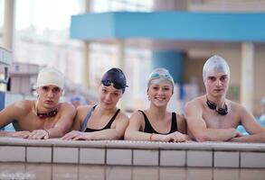 contento adolescente gruppo a nuoto piscina foto