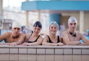 contento adolescente gruppo a nuoto piscina foto