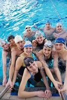 contento adolescente gruppo a nuoto piscina foto