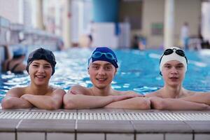 contento adolescente gruppo a nuoto piscina foto