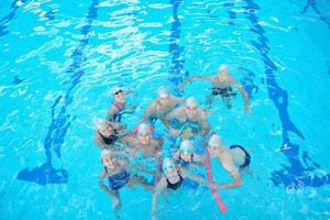 gruppo di bambini in piscina foto