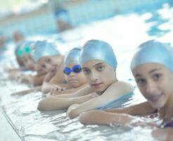 gruppo di bambini in piscina foto