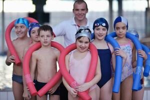 gruppo di bambini felici in piscina foto