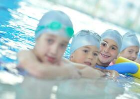 gruppo di bambini in piscina foto